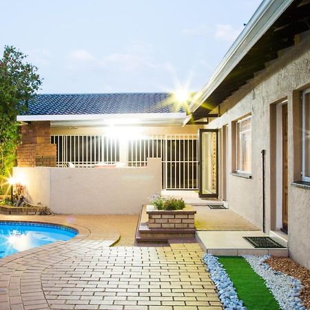 Sollunaa Guesthouse Sandton Exteriör bild